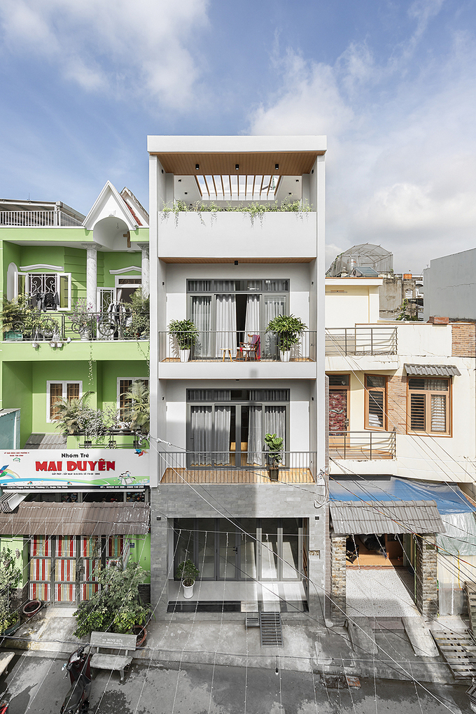 Nhà trong hẻm sáng, thoáng nhờ dịch chuyển cầu thang